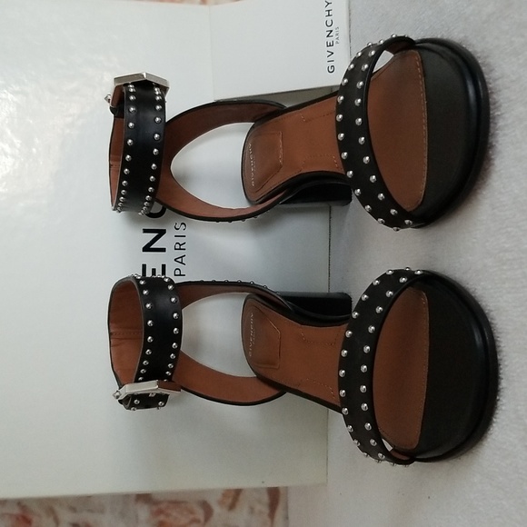 New Givenchy Elegant Studded Leather Sandals - Picture 3 of 12